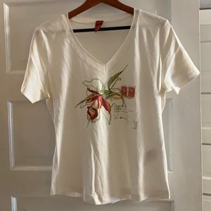 Super cute white T shirt with design NWOT